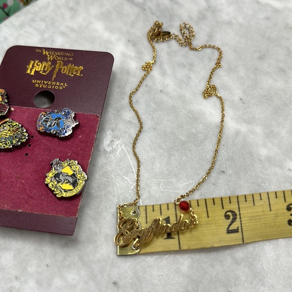 Harry Potter Gryffindor gold plated necklace and pin set - Picture 4 of 4